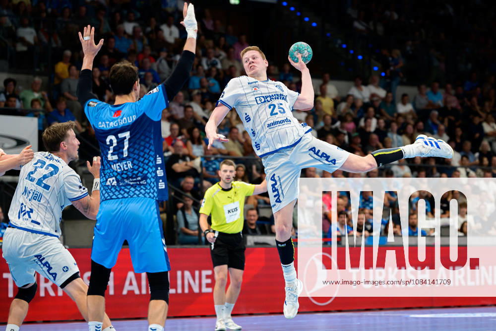 Stuttgart HBL 26 27 TVB Stuttgart TBV Lemgo (from left) Philipp Meyer (Stuttgart), Niels Versteijnen (TBV Lemgo), Bittenfeld Porsche Arena, Baden-Württemberg, Germany