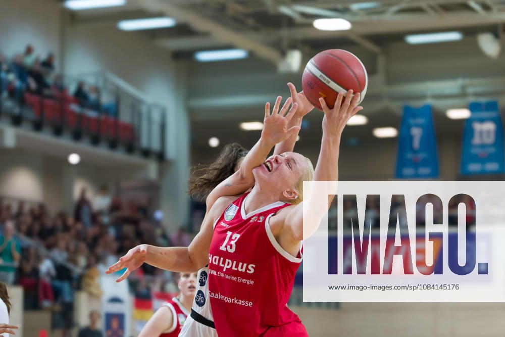 Theresa Simon Luchse, 6, Marta Miscenko Lions, 13, halfit Lions vs. TK Hannover Luchse, Women s Basketball, 1st Bundesliga, DBBL, Matchday 1 of the 2026–27 season, April 10, 2026, SWH Arena, Saxony-Anhalt, Germany