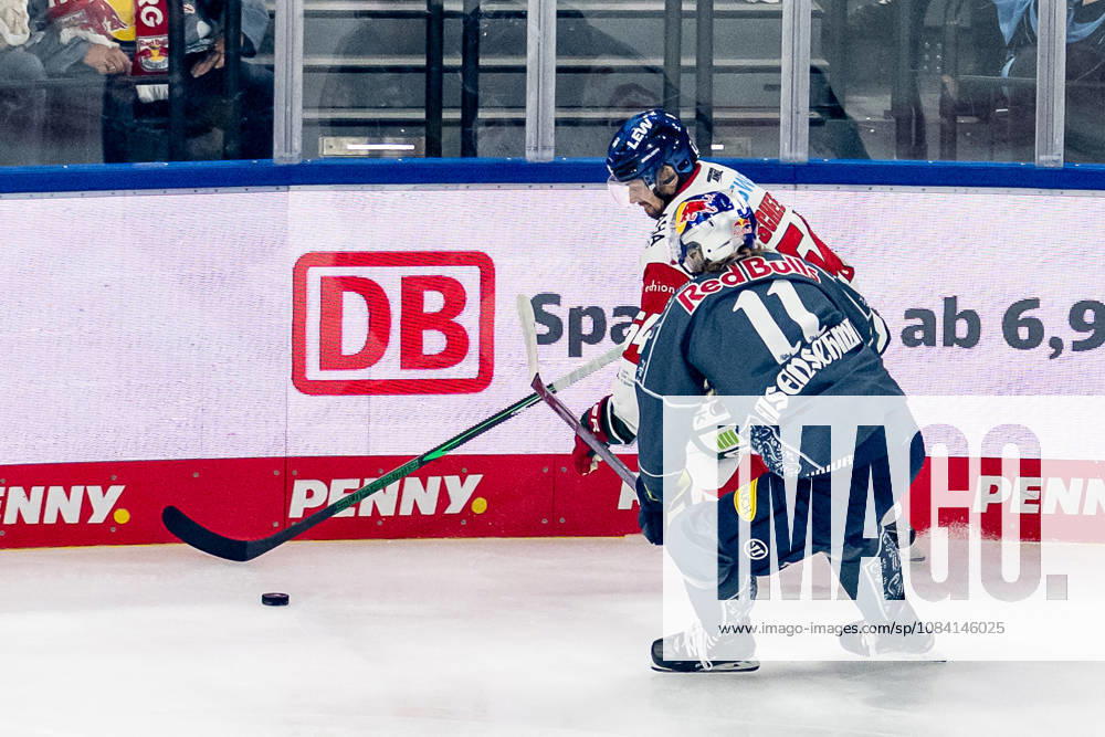 Battle for the Puck: Face-off between Felix Scheel of the Augsburger Panther, 54, and Markus Eisenschmid of EHC Red Bull Munich, 11 (GER), EHC Red Bull Munich vs. Augsburger Panther, DEL, 2026–2027 season, Matchday 6, October 4, 2026 Photo: HMB Media, Franz Feiner