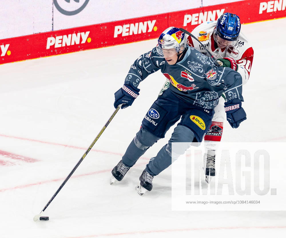 Battle for the Puck: Face-off between Elis Hede of EHC Red Bull Munich, No. 10, and Philipp Krauss of the Augsburger Panther, No. 20 (GER), EHC Red Bull Munich vs. Augsburger Panther, DEL, 2026–2027 season, Matchday 6, October 4, 2026 Photo: HMB Media, Franz Feiner