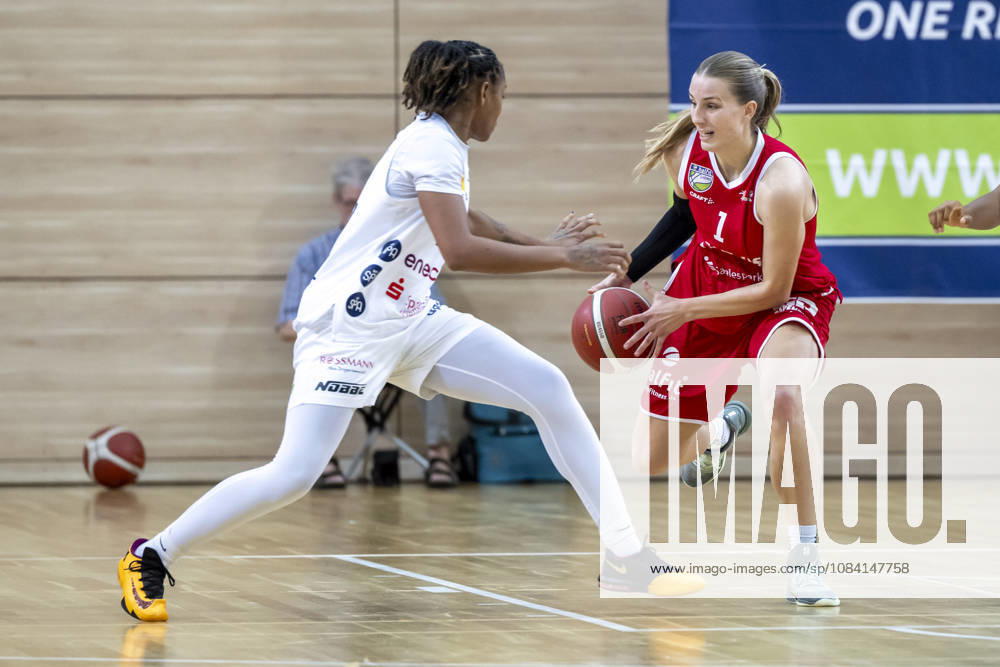 Toyota DBBL 2026–2027 HalFit Lions vs. TK Hannover, Halle-Saale, Germany, October 4, 2026. Pictured from left: Prencis Harden (Hannover) and Lee Volker (Halle-Saale), swh Arena, Saxony-Anhalt, Germany