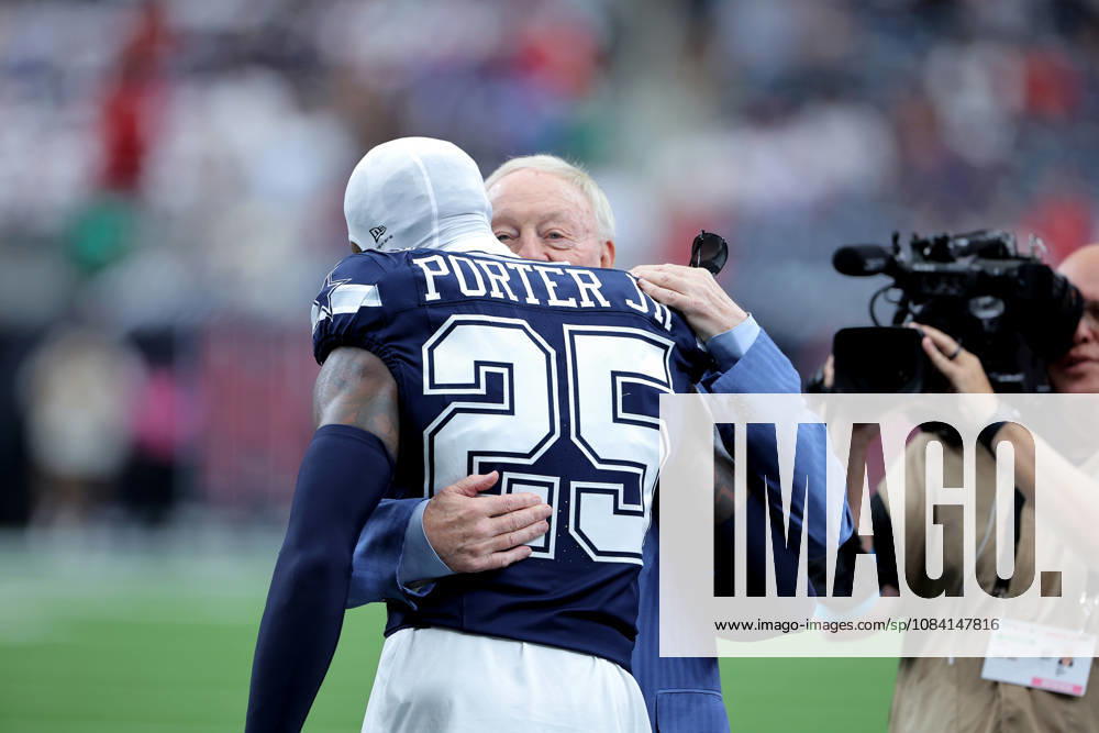 Houston, Texas, U.S: Dallas Cowboys owner and general manager Jerry Jones greets cornerback Joey Porter Jr. (25) prior to the NFL, American Football Herren, USA regular season game between the Houston Texans and the Dallas Cowboys at Reliant Stadium in Houston, TX on October 4, 2026. NFL 2026 - Dallas Cowboys Vs Houston Texans - ZUMAw137 20261004_aap_w137_018