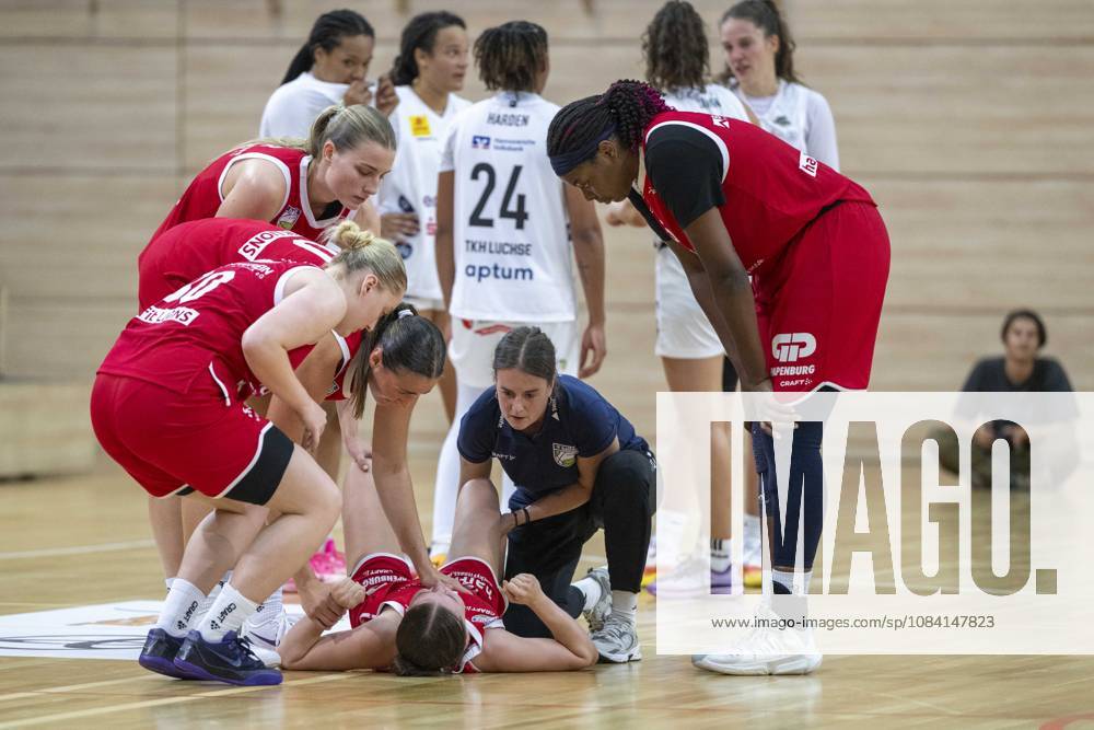 Toyota DBBL 2026–2027 HalFit Lions vs. TK Hannover Halle Saale, Germany, October 4, 2026. Pictured in the center: Nicole Brochlitz (Halle). Injured, injury, pain, Halle Saale, swh Arena, Saxony-Anhalt, Germany