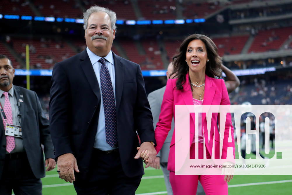 Houston, Texas, U.S: Houston Texans owner Cal McNair (left) and his wife, Hannah, prior to the NFL, American Football Herren, USA regular season game between the Houston Texans and the Dallas Cowboys at Reliant Stadium in Houston, TX on October 4, 2026. NFL 2026 - Dallas Cowboys Vs Houston Texans - ZUMAw137 20261004_aap_w137_030