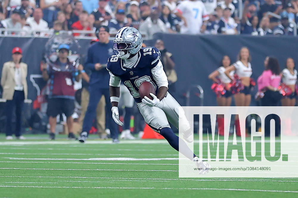 Houston, Texas, U.S: Dallas Cowboys wide receiver Ryan Flournoy (19) carries the ball upfield after a catch during the first quarter of the NFL, American Football Herren, USA regular season game between the Houston Texans and the Dallas Cowboys at Reliant Stadium in Houston, TX on October 4, 2026. Houston U.S - ZUMAw137 20261004_aap_w137_024