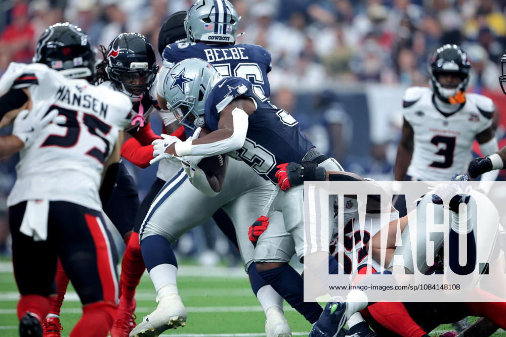 Houston, Texas, U.S: Dallas Cowboys running back Javonte Williams (33) is tackled by Houston Texans defensive end Danielle Hunter (55) while carrying the ball during the first quarter of the NFL, American Football Herren, USA regular season game between the Houston Texans and the Dallas Cowboys at Reliant Stadium in Houston, TX on October 4, 2026. NFL 2026 - Dallas Cowboys Vs Houston Texans - ZUMAw137 20261004_aap_w137_043