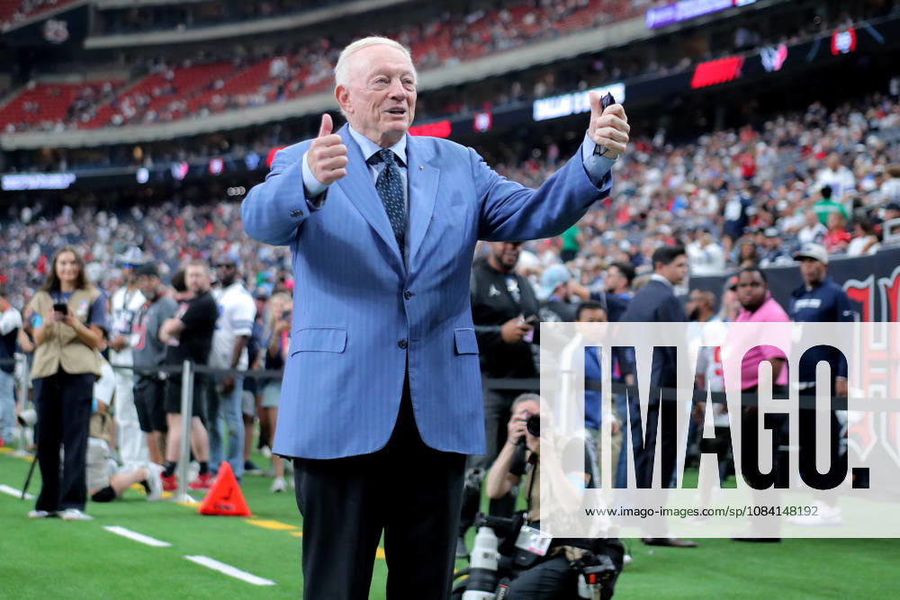 Houston, Texas, U.S: Dallas Cowboys owner and general manager Jerry Jones acknowledges the fans prior to the NFL, American Football Herren, USA regular season game between the Houston Texans and the Dallas Cowboys at Reliant Stadium in Houston, TX on October 4, 2026. Houston U.S - ZUMAw137 20261004_aap_w137_027