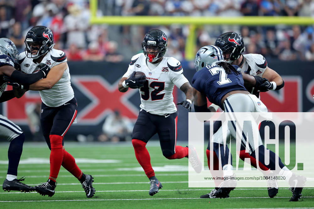 Houston, Texas, U.S: Houston Texans running back David Montgomery (32) carries the ball upfield during the first quarter of the NFL, American Football Herren, USA regular season game between the Houston Texans and the Dallas Cowboys at Reliant Stadium in Houston, TX on October 4, 2026. Houston U.S - ZUMAw137 20261004_aap_w137_046