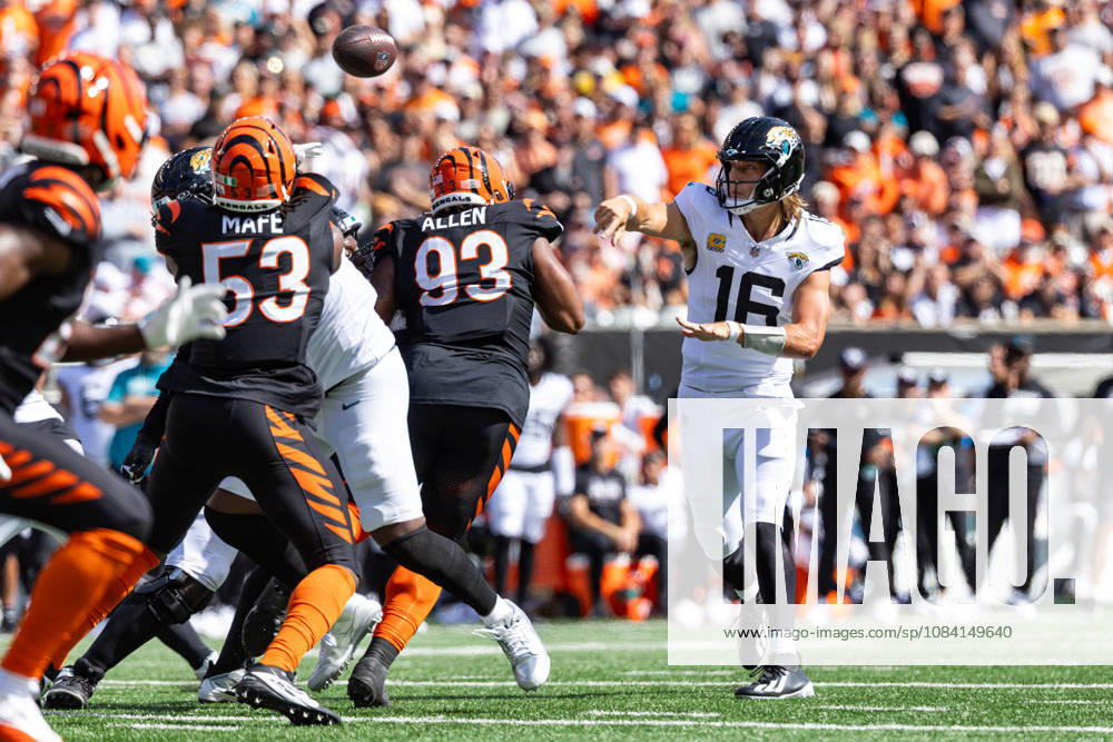 Oct 4, 2026; Cincinnati, OH, USA; Jacksonville Jaguars quarterback Trevor Lawrence (16) passes the ball during NFL, American Football Herren, USA game action against the Cincinnati Bengals at Paycor Stadium. Mandatory Credit: -Cal Media NFL 2026: Jaguars Vs Bengals OCT 04 - ZUMAc04_ 20261004_zma_c04_027