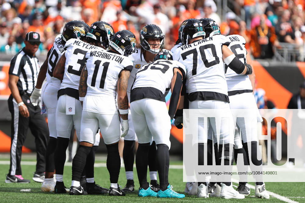 CINCINNATI, OH - OCTOBER 04: The Jacksonville Jaguars offense huddles during the game between the Jacksonville Jaguars and the Cincinnati Bengals at Paycor Stadium on October 4, 2026 in Cincinnati, OH. (Photo by Ian Johnson Icon Sportswire) NFL, American Football Herren, USA OCT 04 Jaguars at Bengals Icon261004001