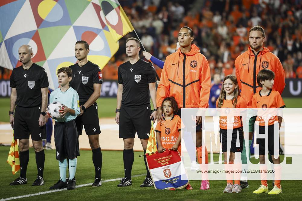 EINDHOVEN - (lr) Virgil van Dijk of the Netherlands and Netherlands goalkeeper Bart Verbruggen ahead of the UEFA Nations League match between the Netherlands and Serbia at the Philips Stadium on October 4, 2026 in Eindhoven, the Netherlands. KOEN VAN WEEL ANP ANPxSportx IVx 571516357 originalFilename: 571516357
