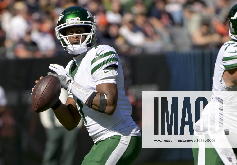 New York Jets quarterback Geno Smith (7) looks for an open receiver against the Chicago Bears at Soldier Field in Chicago on Sunday, October 4, 2026. CHI20261004106 MARKxBLACK