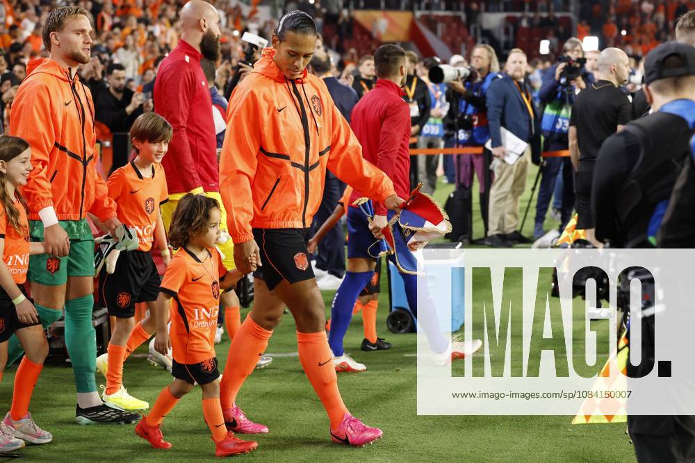 EINDHOVEN - Virgil van Dijk of the Netherlands enters the field with his daughter for the 100th international match, Länderspiel, Nationalmannschaft during the UEFA Nations League game between the Netherlands and Serbia at the Philips Stadium on October 4, 2026, in Eindhoven, the Netherlands. MAURICE VAN STEEN ANP UEFA Nations League 2026 27 ANPxSportx xMauricexvanxSteenxIVx 571516450 originalFilename: 571516450