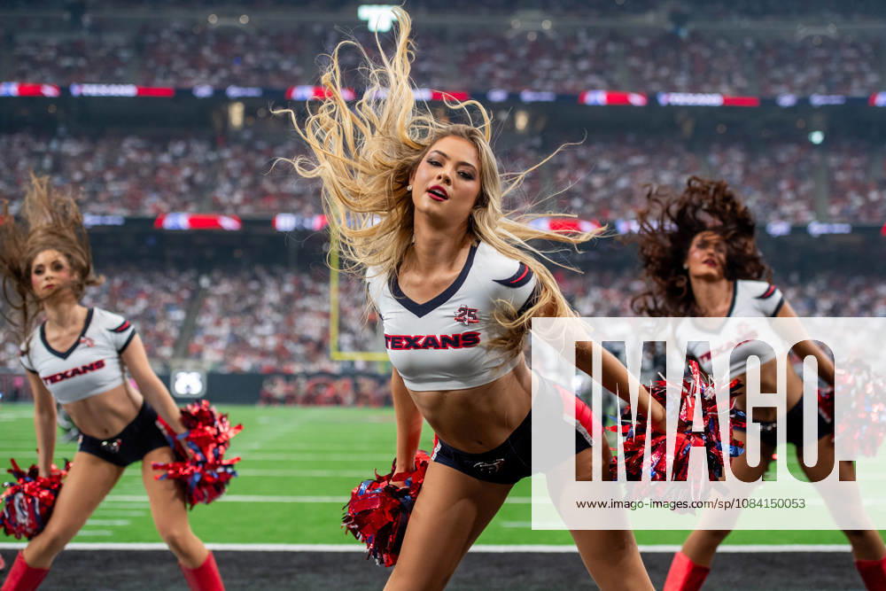 The Houston Texans Cheerleaders perform during a game between the Dallas Cowboys and the Houston Texans in Houston, TX. .. CSM NFL, American Football Herren, USA 2026: Cowboys Vs Texans OCT 04 - ZUMAc04_ 20261004_zma_c04_048