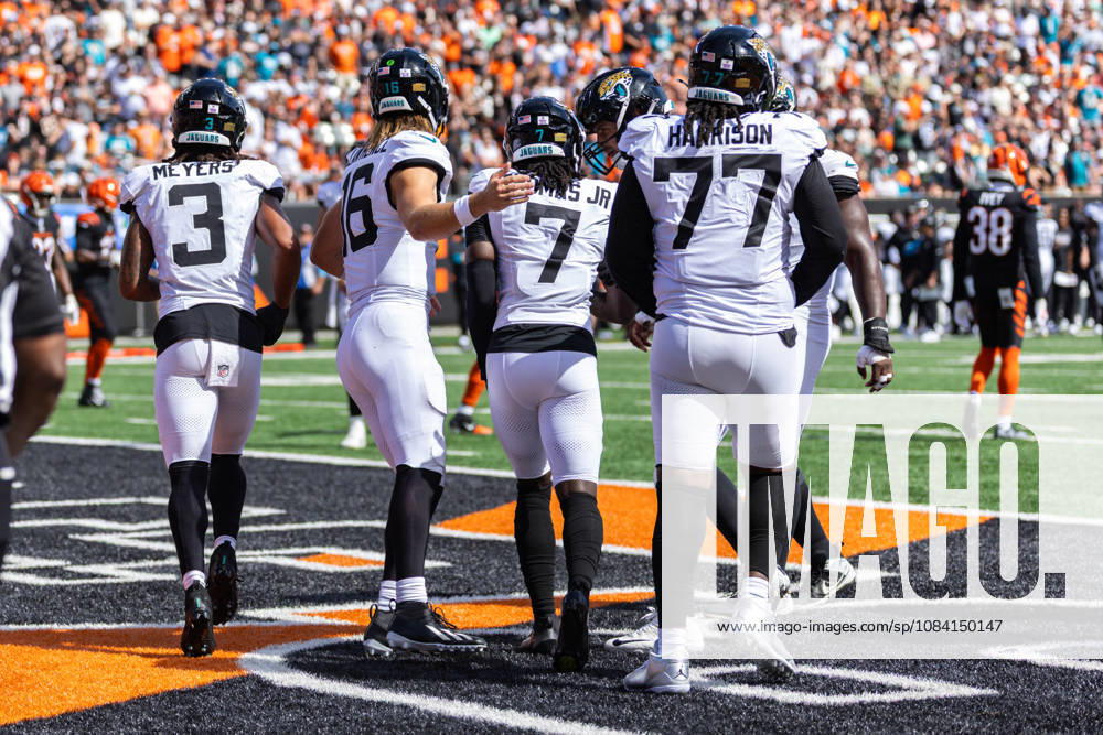 NFL, American Football Herren, USA 2026: Jaguars Vs Bengals OCT 04 Oct 4, 2026; Cincinnati, OH, USA; Jacksonville Jaguars wide receiver Brian Thomas Jr. (7) celebrates touchdown with his teammates during NFL game action against the Cincinnati Bengals at Paycor Stadium. Mandatory Credit: John Mersits-Cal Media (Credit Image: Â John Mersits Cal Sport Media) Cincinnati Oh USA