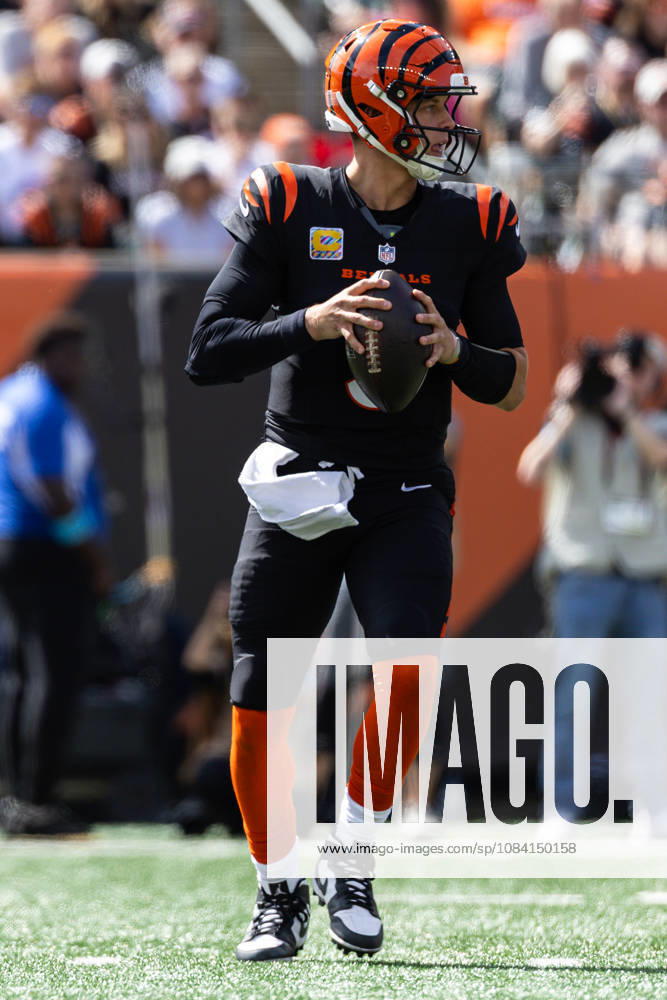 NFL, American Football Herren, USA 2026: Jaguars Vs Bengals OCT 04 Oct 4, 2026; Cincinnati, OH, USA; Cincinnati Bengals quarterback Joe Burrow (9) sets in the pocket during NFL game action against the Jacksonville Jaguars at Paycor Stadium. Mandatory Credit: John Mersits-Cal Media (Credit Image: Â John Mersits Cal Sport Media) Cincinnati Oh USA
