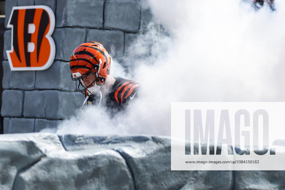 NFL, American Football Herren, USA 2026: Jaguars Vs Bengals OCT 04 Oct 4, 2026; Cincinnati, OH, USA; Cincinnati Bengals quarterback Joe Burrow (9) during player introductions prior to NFL game action against the Jacksonville Jaguars at Paycor Stadium. Mandatory Credit: John Mersits-Cal Media (Credit Image: Â John Mersits Cal Sport Media) Cincinnati Oh USA
