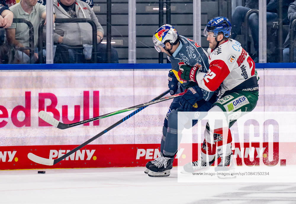 Battle for the Puck: A duel between Taro Hirose of EHC Red Bull Munich, 17, and Noel Hoefenmayer of the Augsburger Panther, 22 (GER), EHC Red Bull Munich vs. Augsburger Panther, DEL, 2026–2027 season, Matchday 6, October 4, 2026. Photo: HMB Media, Heike Feiner