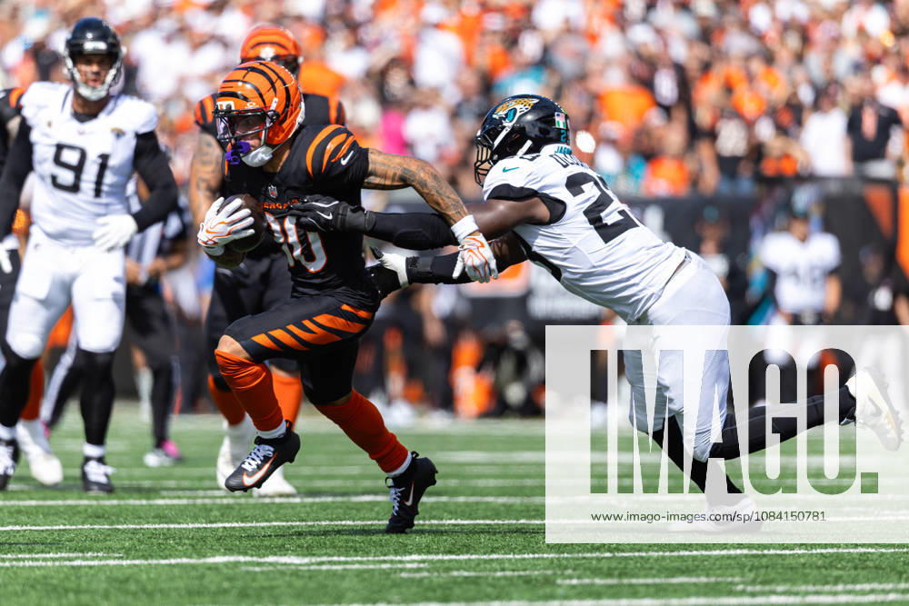 Oct 4, 2026; Cincinnati, OH, USA; Cincinnati Bengals running back Chase Brown (30) runs with the ball as Jacksonville Jaguars safety Jalen Huskey (22) pursues during NFL, American Football Herren, USA game action at Paycor Stadium. Mandatory Credit: -Cal Media Cincinnati USA - ZUMAc04_ 20261004_zma_c04_016