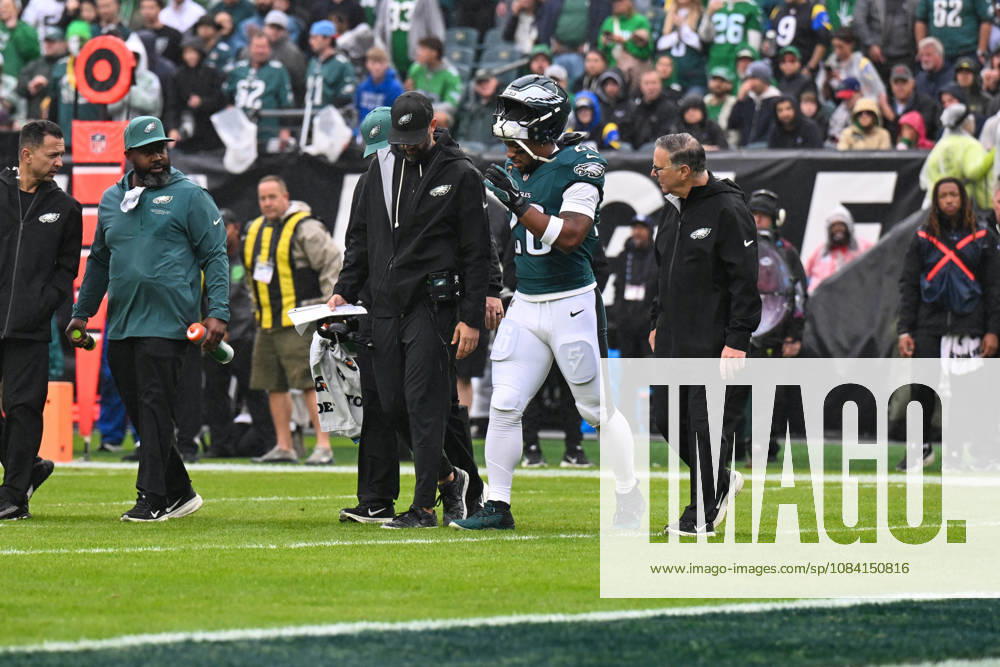 PHILADELPHIA, PA - OCTOBER 04: Philadelphia Eagles running back Saquon Barkley 26 is shown injured during the game between the Philadelphia Eagles and the Los Angeles Rams on October 4th, 2026 at Lincoln Financial Field in Philadelphia, PA. (Photo by Terence Lewis Icon Sportswire) NFL, American Football Herren, USA OCT 04 Rams at Eagles Icon261004009