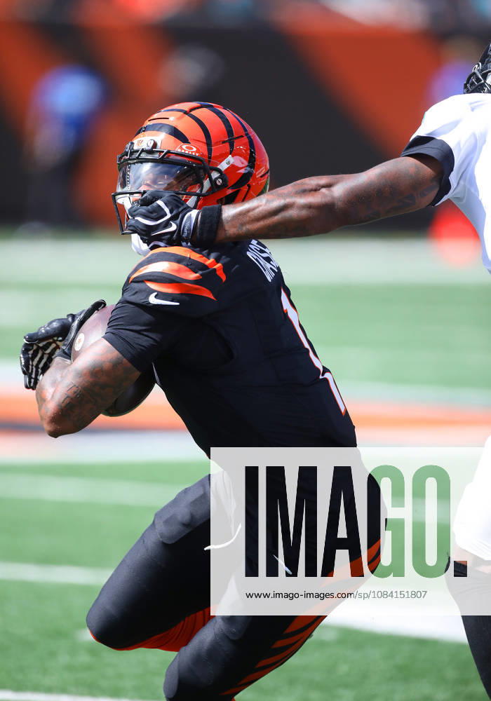 CINCINNATI, OH - OCTOBER 4: Cincinnati Bengals wide receiver Ja marr Chase 1 suffered a concussion and was ruled out of the second half of a game between the Jacksonville Jaguars and the Cincinnati Bengals on October 4, 2026, at Paycor Stadium in Cincinnati, OH. (Photo by Jeff Moreland Icon Sportswire) NFL, American Football Herren, USA OCT 04 Jaguars at Bengals Icon168261004015