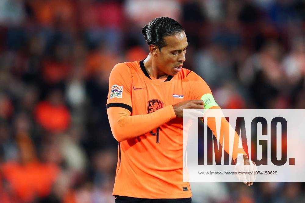 EINDHOVEN - Virgil van Dijk of the Netherlands inspects his captain s armband during the UEFA Nations League match between the Netherlands and Serbia at the Philips Stadium on October 4, 2026, in Eindhoven, the Netherlands. SONNY LENSEN ANP ANPxSportx IVx 571522823 originalFilename: 571522823