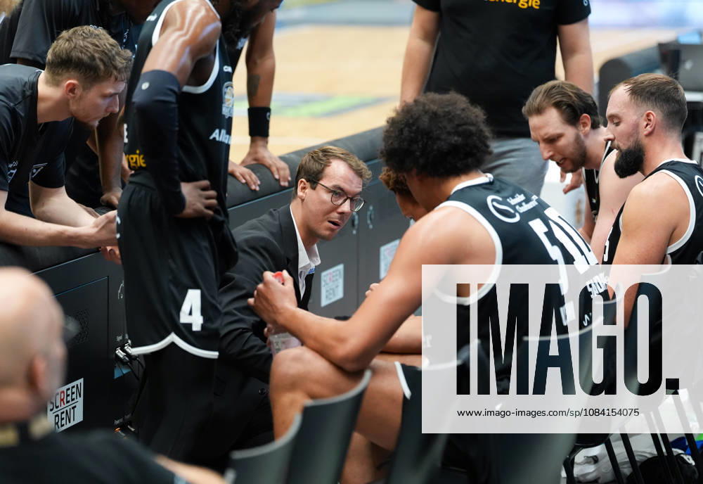 Lars Wendt, head coach of the ETB Miners Essen, speaks with his team during a timeout. GER, ETB Miners Essen vs. RheinStars Cologne, Barmer 2 Basketball Bundesliga, ProA, Matchday 3, 2026–27 season, Sporthalle am Hallo, Essen, October 4, 2026 ETB Miners Essen vs. RheinStars Cologne, ProA, Matchday 3, 2026–27 season, October 4, 2026 Essen