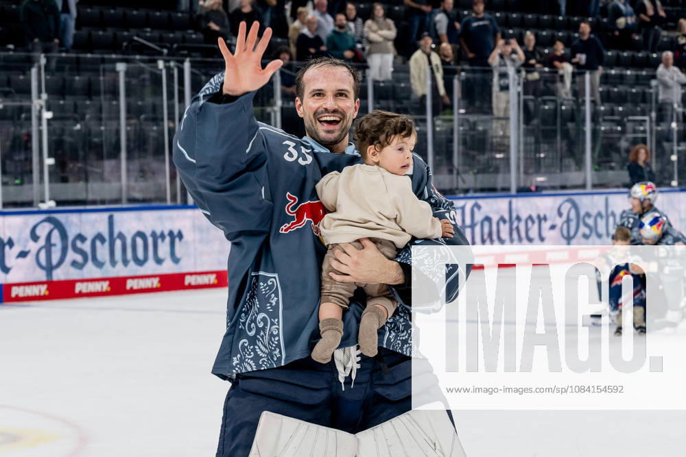 Mathias Niederberger, goalie for EHC Red Bull Munich, 35, celebrates the victory with the youth team in front of the fan section. GER, EHC Red Bull Munich vs. Augsburger Panther, DEL, 2026–2027 season, Matchday 6, October 4, 2026. Photo: HMB Media, Heike Feiner