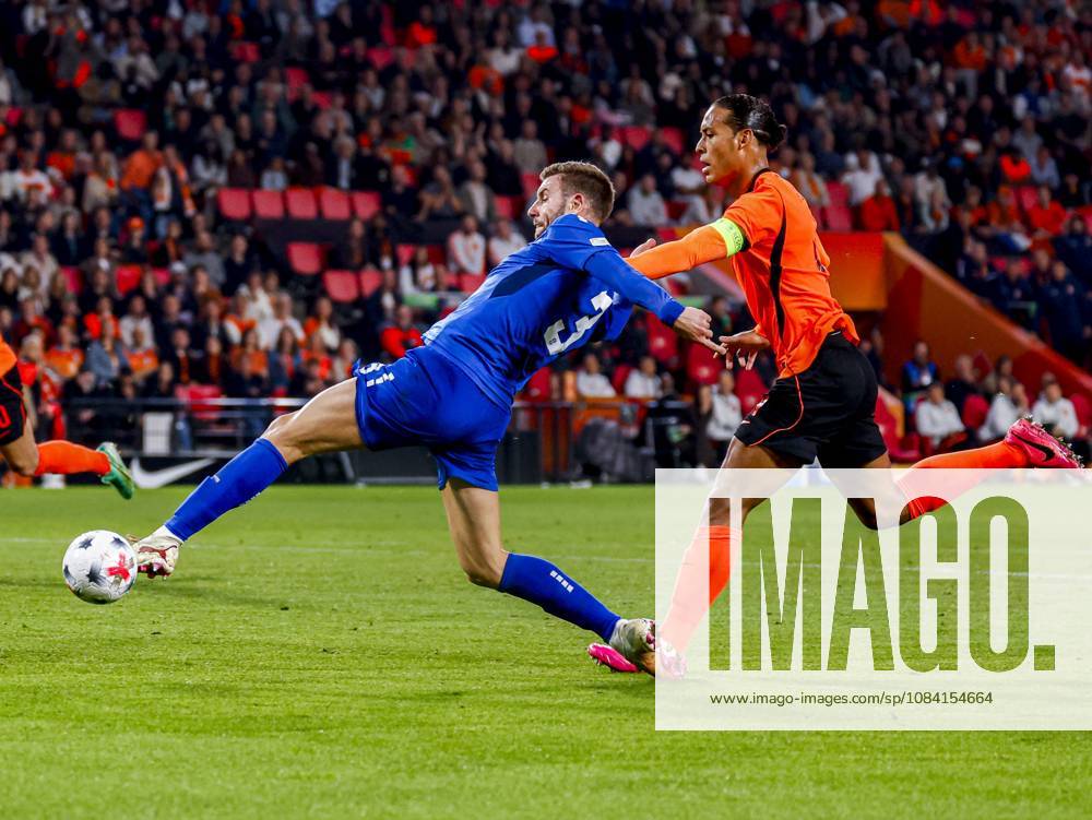 EINDHOVEN - Strahinja Pavlovic of Serbia battles for possession with Virgil van Dijk of the Netherlands during the UEFA Nations League match between the Netherlands and Serbia at the Philips Stadium on 04 October 2026 in Eindhoven, the Netherlands. MARCEL TER BALS ANP UEFA Nations League 2026 27 ANPxSportx xMarcelxterxBalsxIVx 571524279 originalFilename: 571524279