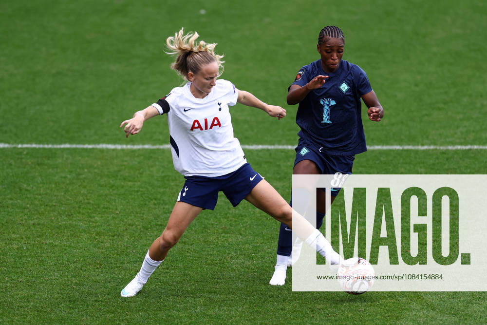 Tottenham Hotspur gegen London City Lionesses, 4. Oktober 2026, London Women’s Super League: Tottenham Hotspur gegen London City Lionesses. Matilda Vinberg von Tottenham Hotspur und Grace Geyoro von den London City Lionesses. Foto: Jacques Feeney. Abseits. London, Großbritannien
