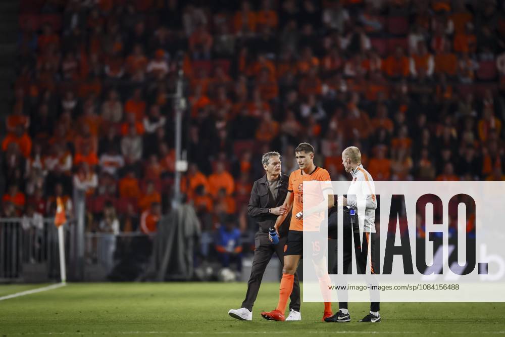 EINDHOVEN - Micky van de Ven of the Netherlands leaves the field injured during the UEFA Nations League match between the Netherlands and Serbia at the Philips Stadium on October 4, 2026, in Eindhoven, the Netherlands. KOEN VAN WEEL ANP ANPxSportx IVx 571527820 originalFilename: 571527820