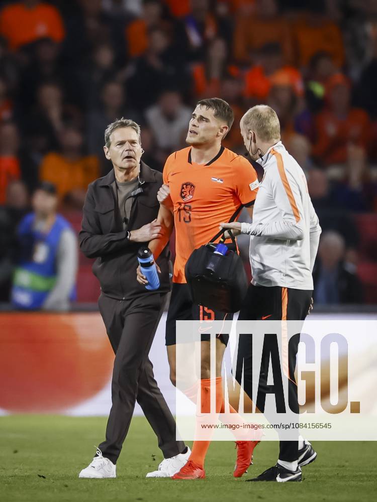 EINDHOVEN - Micky van de Ven of the Netherlands leaves the field injured during the UEFA Nations League match between the Netherlands and Serbia at the Philips Stadium on October 4, 2026, in Eindhoven, the Netherlands. KOEN VAN WEEL ANP ANPxSportx IVx 571527972 originalFilename: 571527972