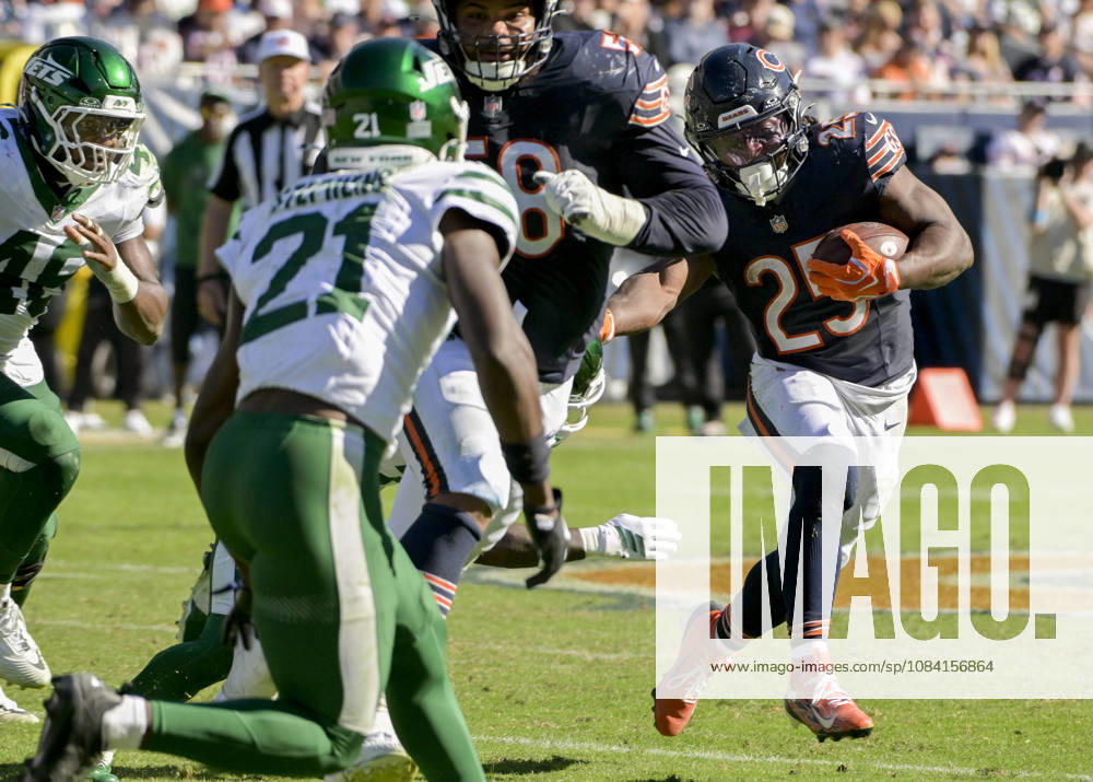 Chicago Bears running back Kyle Monangai (25) runs the ball against the New York Jets at Soldier Field in Chicago on Sunday, October 4, 2026. Bears defeated the Jets 23-12. CHI20261004127 MARKxBLACK