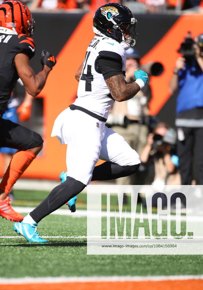 CINCINNATI, OH - OCTOBER 4: Jacksonville Jaguars running back Chris Rodriguez Jr. 24 scores a touchdown in a game between the Jacksonville Jaguars and the Cincinnati Bengals on October 4, 2026, at Paycor Stadium in Cincinnati, OH. (Photo by Jeff Moreland Icon Sportswire) NFL, American Football Herren, USA OCT 04 Jaguars at Bengals Icon168261004022