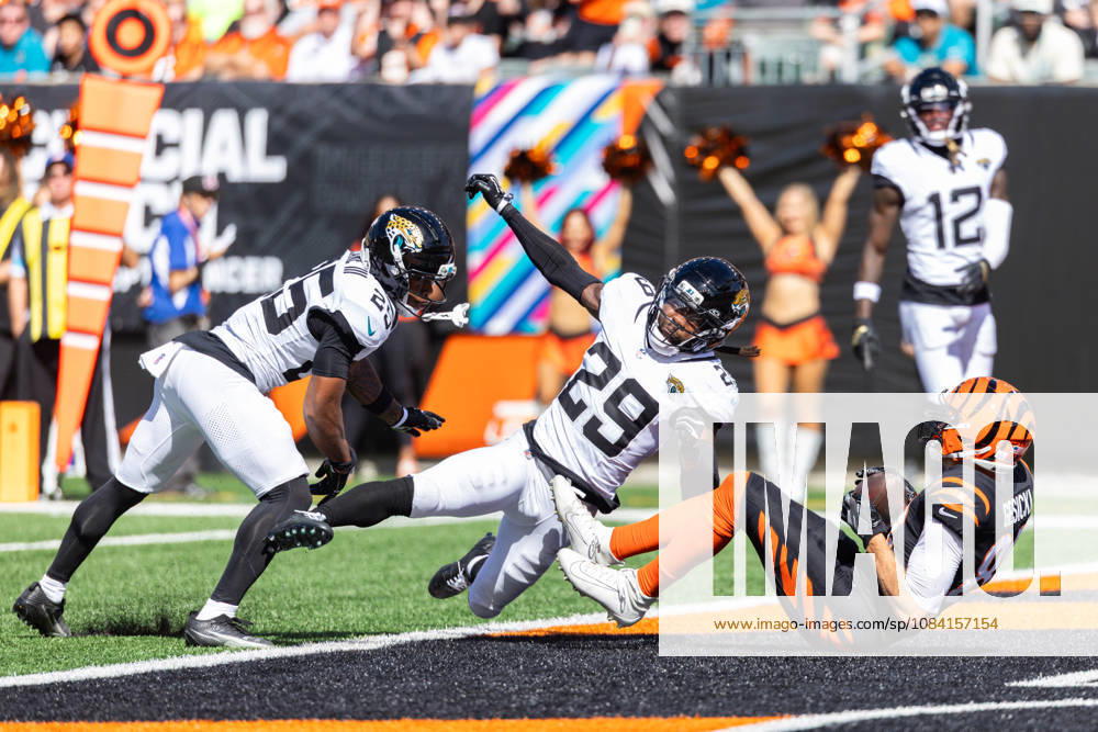 Oct 4, 2026; Cincinnati, OH, USA; Cincinnati Bengals tight end Mike Gesicki (88) scores touchdown as Jacksonville Jaguars safety Eric Murray (29) pursues during NFL, American Football Herren, USA game action at Paycor Stadium. Mandatory Credit: -Cal Media Cincinnati USA - ZUMAc04_ 20261004_zma_c04_072