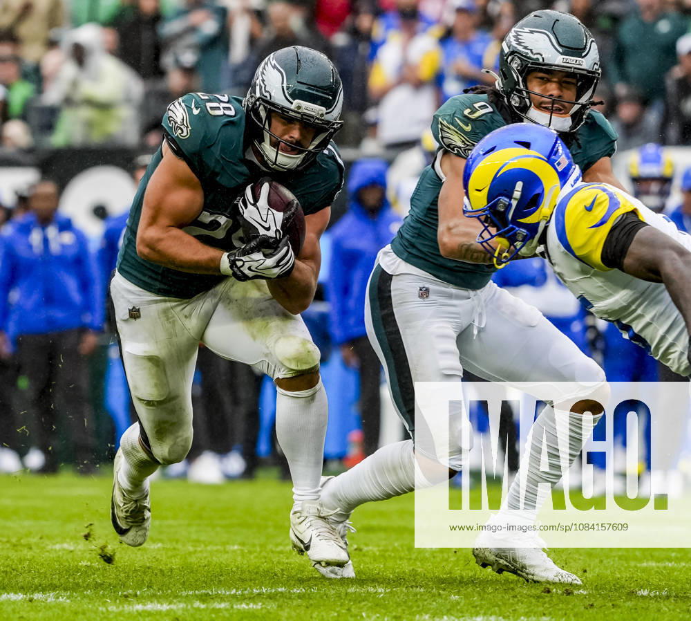 NFL, American Football Herren, USA 2026: Rams Vs Eagles OCT 04 October 4, 2026, Philadelphia, Pa, USA: Oct 4, 2026; Philadelphia, PA, USA; Philadelphia Eagles running back Will Shipley (28) rushes the ball for a first down during the Rams 24-20 wins against the Eagles at Lincoln Financial Field. Mandatory Credit: Scott Serio-Cal Media(Credit Image: Scott Serio Cal Sport Media) Philadelphia Pa USA