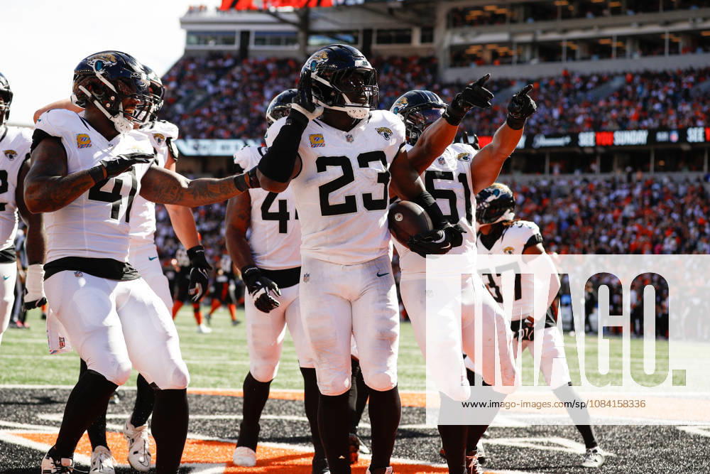 CINCINNATI, OH - OCTOBER 04: Jacksonville Jaguars linebacker Foyesade Oluokun (23) reacts with his teammates after getting an interception during the game between the Jacksonville Jaguars and the Cincinnati Bengals at Paycor Stadium on October 4, 2026 in Cincinnati, OH. (Photo by Ian Johnson Icon Sportswire) NFL, American Football Herren, USA OCT 04 Jaguars at Bengals Icon261004033
