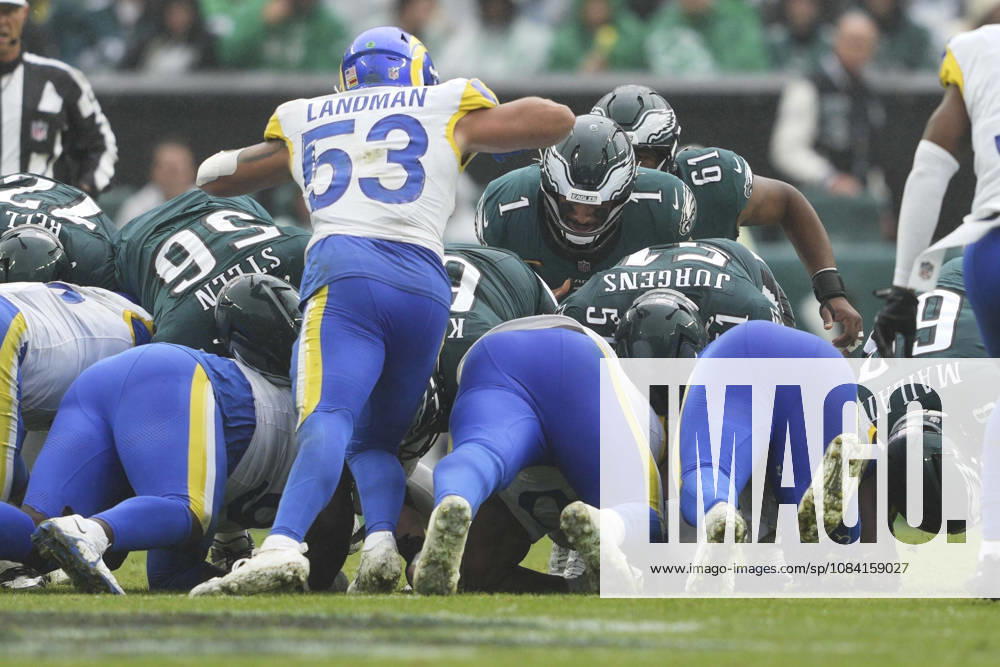 PHILADELPHIA, PA - OCTOBER 04: Philadelphia Eagles quarterback Jalen Hurts 1 attempts a tush push during the game between the Los Angeles Rams and the Philadelphia Eagles on October 4, 2026 at Lincoln Financial Field in Philadelphia, PA.(Photo by Andy Lewis Icon Sportswire) NFL, American Football Herren, USA OCT 04 Rams at Eagles Icon261004012