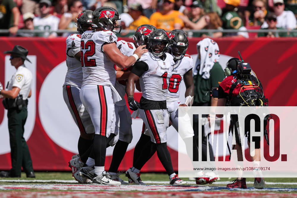 Oct 4, 2026; Tampa, FL, USA; Tampa Bay Buccaneers offense celebrates after running back Kenny Gainwell (1) catches a touchdown pass from quarterback Jalon Daniels (10) during the NFL, American Football Herren, USA game between the Green Bay Packers and Tampa Bay Buccaneers at Raymond James Stadium. Mandatory Credit: Taylor McFee-Cal Media Tampa USA - ZUMAc04_ 20261004_zma_c04_085