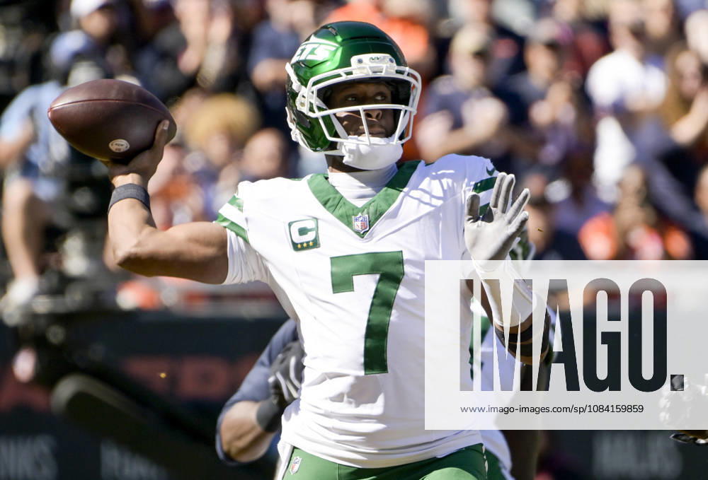 New York Jets quarterback Geno Smith (7) passes the ball against the Chicago Bears at Soldier Field in Chicago on Sunday, October 4, 2026. CHI20261004135 MARKxBLACK