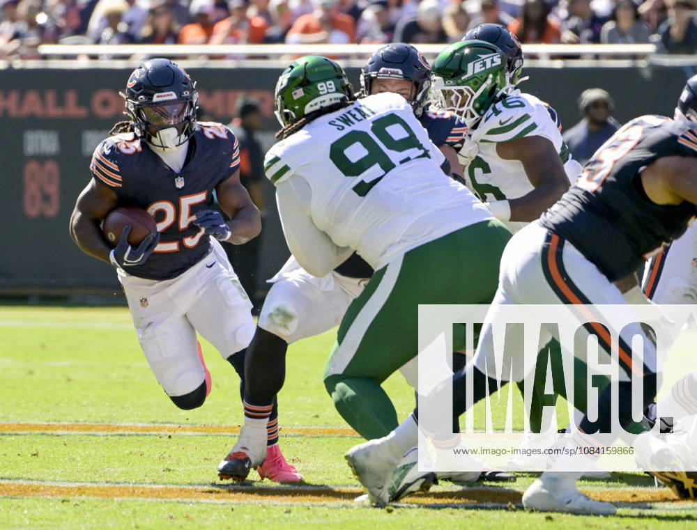 Chicago Bears running back Kyle Monangai (25) runs the ball against the New York Jets at Soldier Field in Chicago on Sunday, October 4, 2026. CHI20261004139 MARKxBLACK