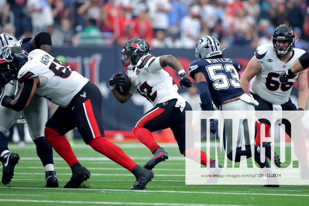 Houston, Texas, U.S: Houston Texans running back David Montgomery (32) carries the ball during the third quarter of the NFL, American Football Herren, USA regular season game between the Houston Texans and the Dallas Cowboys at Reliant Stadium in Houston, TX on October 4, 2026. Houston U.S - ZUMAw137 20261004_aap_w137_068