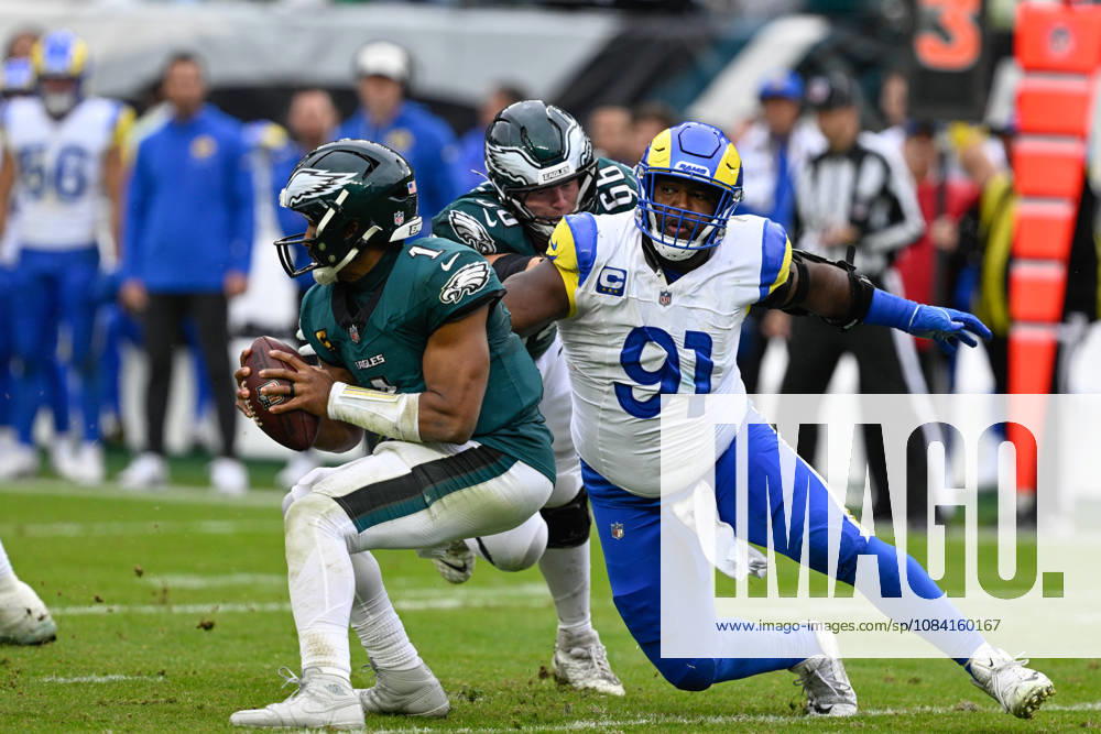 PHILADELPHIA, PA - OCTOBER 04: Los Angeles Rams defensive end Kobie Turner 91 puts pressure on Philadelphia Eagles quarterback Jalen Hurts 1 during the game between the Philadelphia Eagles and the Los Angeles Rams on October 4th, 2026 at Lincoln Financial Field in Philadelphia, PA. (Photo by Terence Lewis Icon Sportswire) NFL, American Football Herren, USA OCT 04 Rams at Eagles Icon261004025