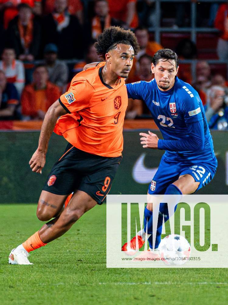 EINDHOVEN - Joshua Zirkzee of the Netherlands battles for possession with Sasa Lukic of Serbia during the UEFA Nations League match between the Netherlands and Serbia at the Philips Stadium on October 4, 2026, in Eindhoven, the Netherlands. KEVIN SENDERS ANP UEFA Nations League 2026 27 ANPxSportx xMarcelxterxBalsxIVx 571534153 originalFilename: 571534153