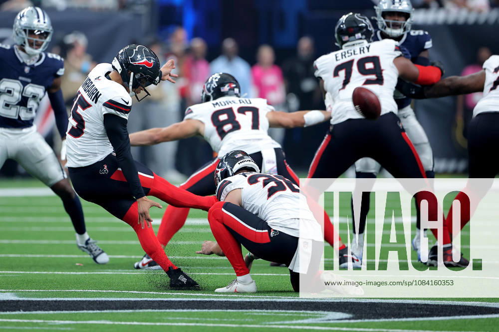 Houston, Texas, U.S: Houston Texans place kicker Ka imi Fairbairn (15) kicks a field goal during the second quarter of the NFL, American Football Herren, USA regular season game between the Houston Texans and the Dallas Cowboys at Reliant Stadium in Houston, TX on October 4, 2026. Houston U.S - ZUMAw137 20261004_aap_w137_089