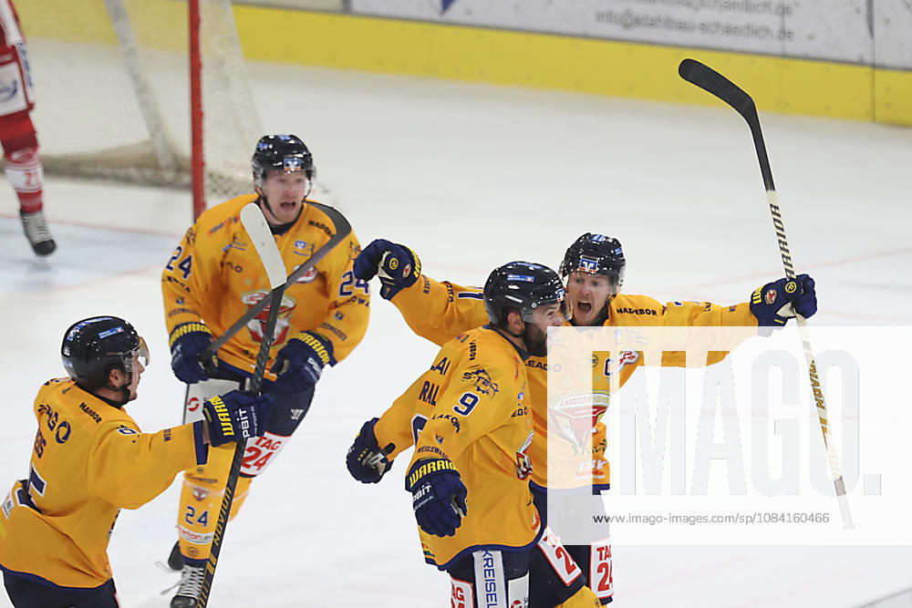 Sahnpark Crimmitschau, October 4, 2026; 2026–27 Season; Ice Hockey; 2nd Bundesliga; Regular Season; Game 6; Saxony Ice Arena; Saxony Derby; Eispiraten vs. Lausitzer Füchse; The Lausitzer Füchse celebrate after Clarke Bre’s goalitkreuz with Adam Brady 9, both Lausitzer Füchse Crimmitschau Saxony Germany