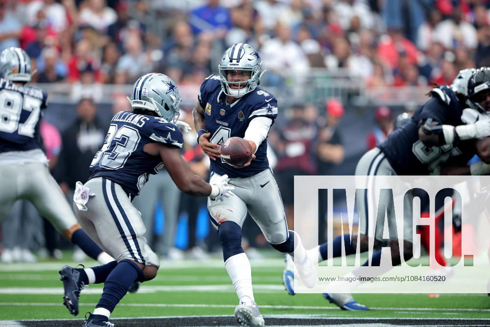 Houston, Texas, U.S: Dallas Cowboys quarterback Dak Prescott (4) hands the ball off to running back Javonte Williams (33) during the third quarter of the NFL, American Football Herren, USA regular season game between the Houston Texans and the Dallas Cowboys at Reliant Stadium in Houston, TX on October 4, 2026. Houston U.S - ZUMAw137 20261004_aap_w137_096