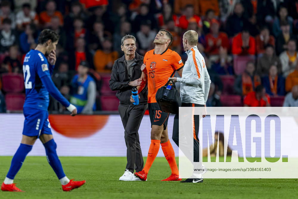 EINDHOVEN, Netherlands: Defender Micky van de Ven was forced to leave the field due to injury during the UEFA Nations League match between the Netherlands and Serbia at Philips Stadion on October 4, 2026, in Eindhoven, Netherlands. Photo by DeFodi Images