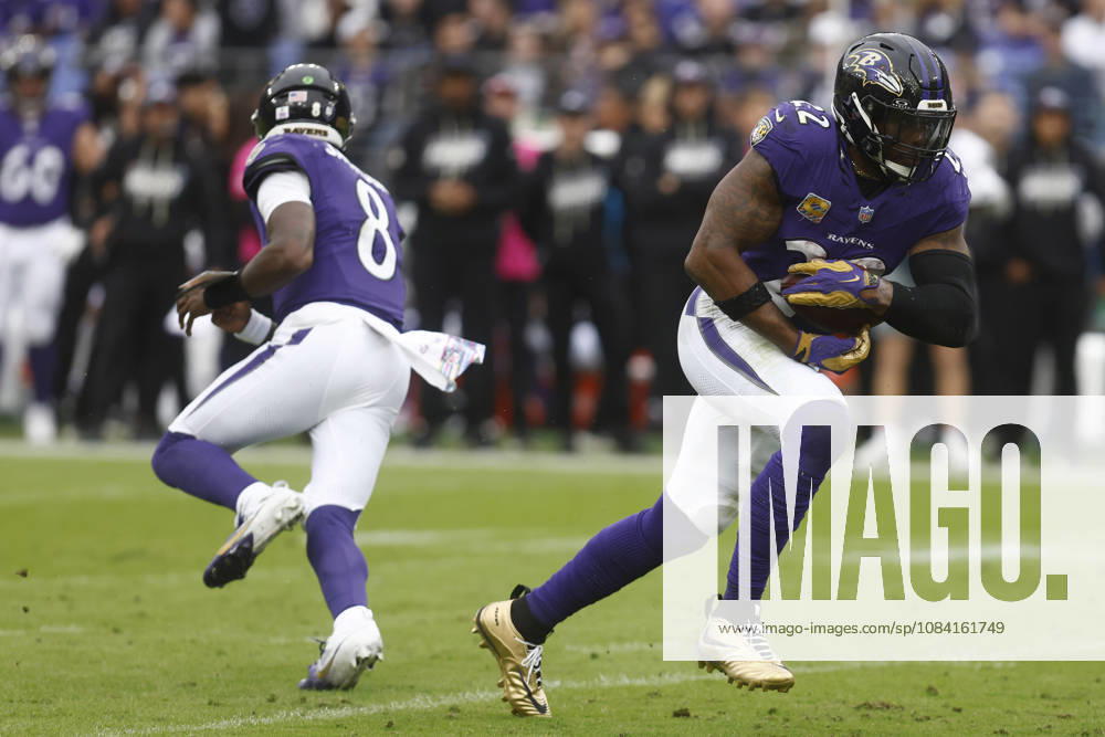 Baltimore Ravens running back Derrick Henry (22) takes the hand off from quarterback Lamar Jackson (8) during an NFL, American Football Herren, USA game against the Tennessee Titans on Oct 4, 2026; Baltimore, MD, USA; at M&T Bank Stadium. Baltimore won 24-18. Mandatory Credit: -Cal Media NFL 2026: Titans Vs Ravens OCT 04 - ZUMAc04_ 20261004_zma_c04_204