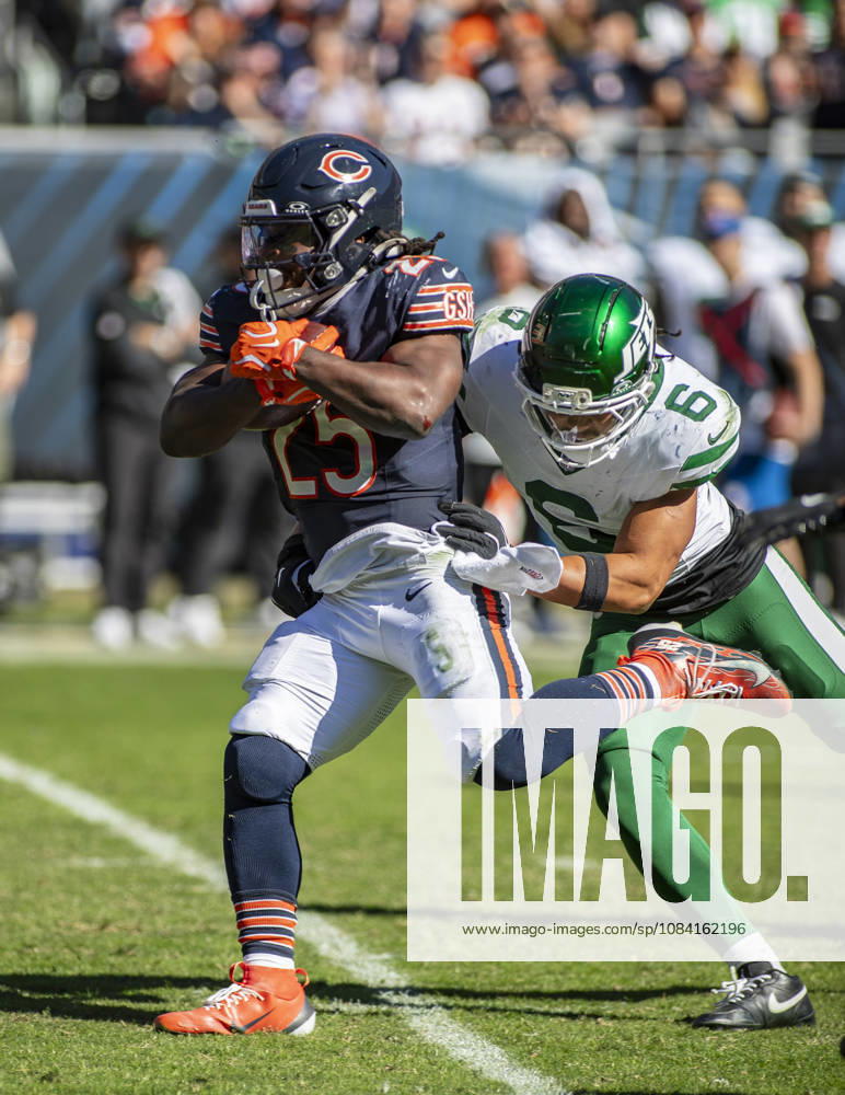 Chicago Bears Kyle Monangai (25) is chased by New York Jets Dane Belton (6) during the NFL, American Football Herren, USA game in Chicago, IL. CSM NFL 2026: Jets Vs Bears OCT 04 - ZUMAc04_ 20261004_zma_c04_206